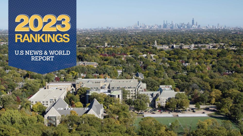 航拍的校园建筑，背景是芝加哥的天际线。照片左上角的图表上写着《美国新闻与世界报道》2023年排名。
