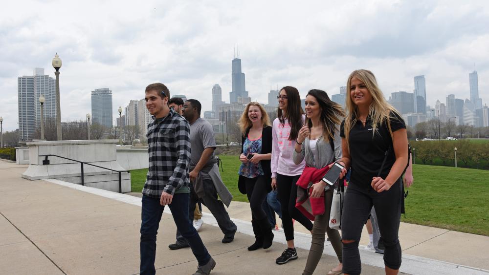 一群学生走在芝加哥