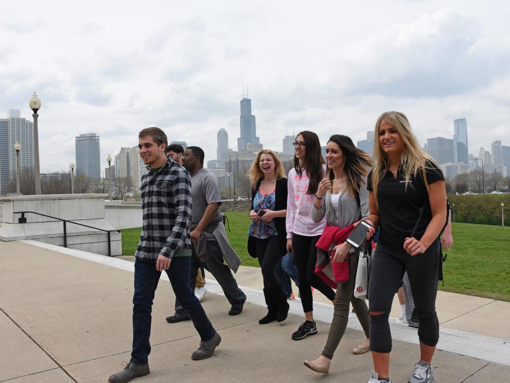 一群学生在芝加哥散步