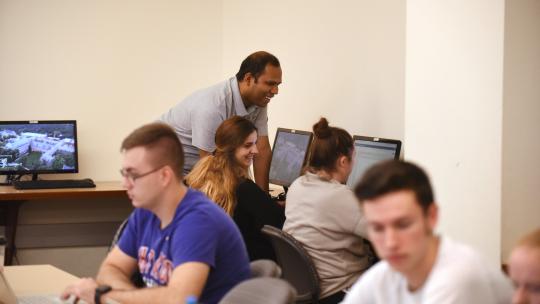 istruttore e studenti nel laboratorio informatico